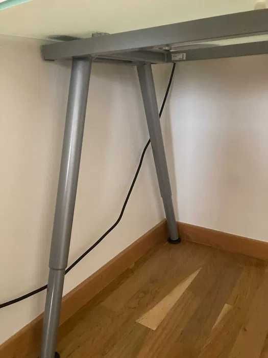 Secretária 160cms por 80cms - Praticamente nova