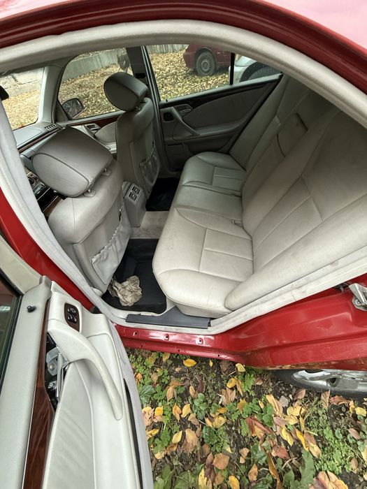 Продається під розбір мерседес