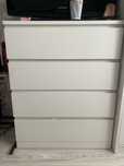 Biala komoda z czterema szufladami ikea