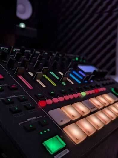 Roland MC 707 Groovebox