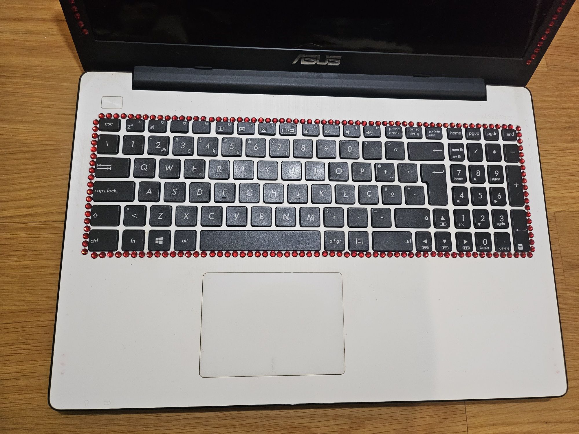 Computador ASUS a funcionar na perfeição