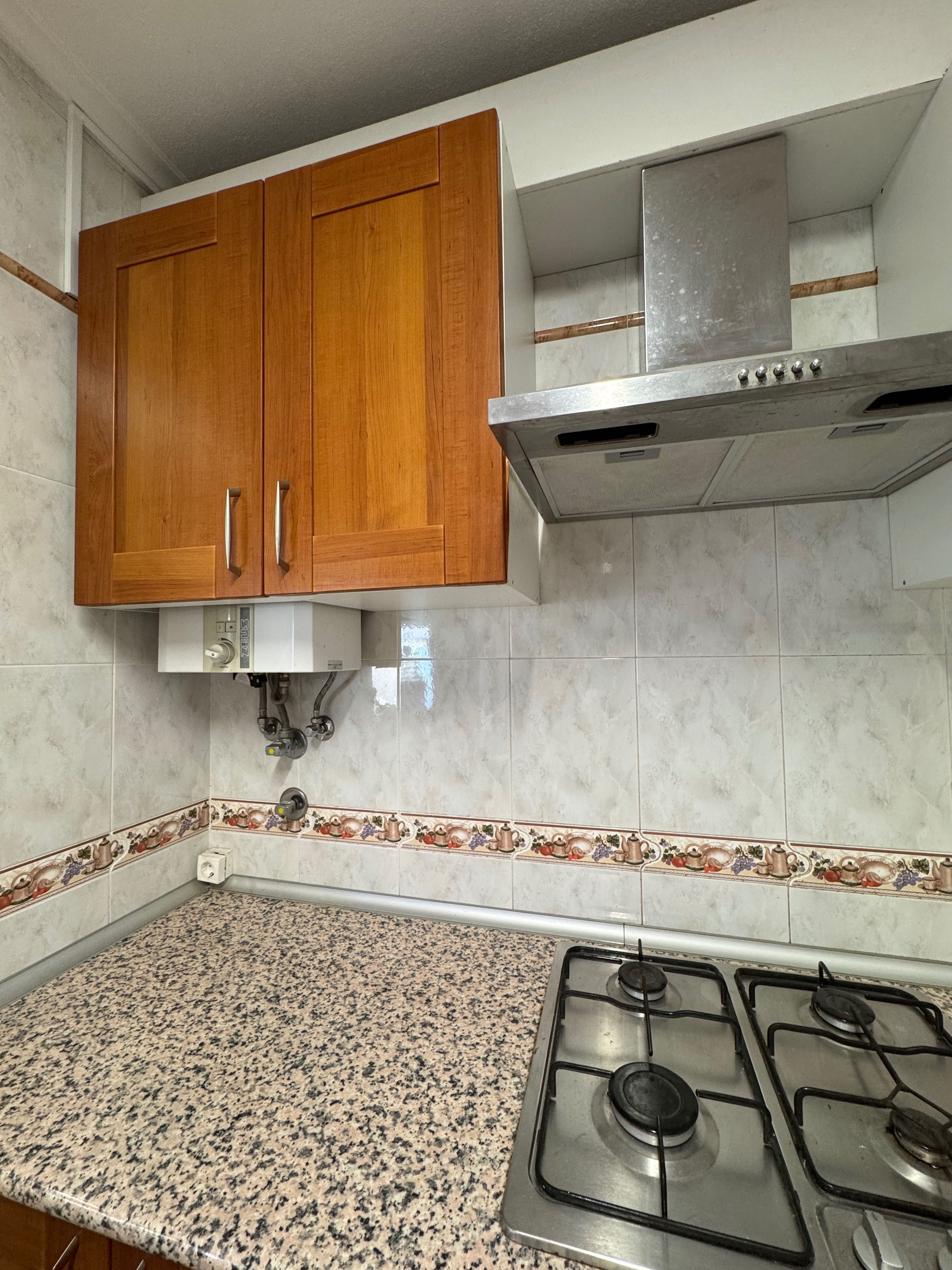Móveis de cozinha com lava loiça exaustor e fogão incluído