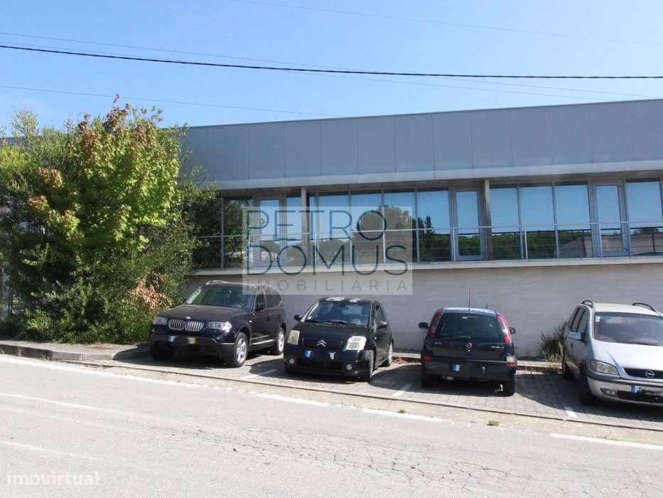 Pavilhão Com 2 Pisos Para Armazém/ Garagem E Esritórios (Para Servi...