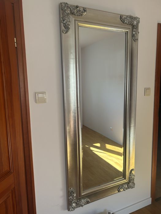 Drewniane srebrne duze lustro do garderoby pokoju dzielo sztuki piekne