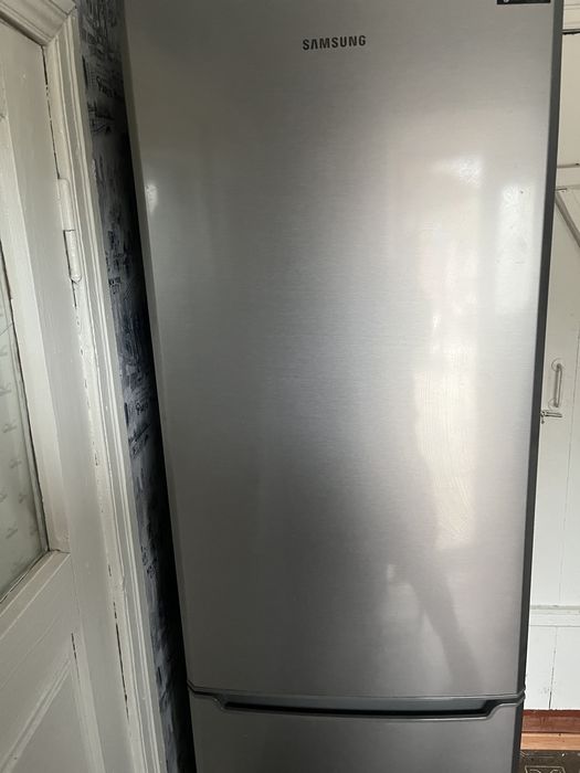 Продаеться холодильник Самсунг.