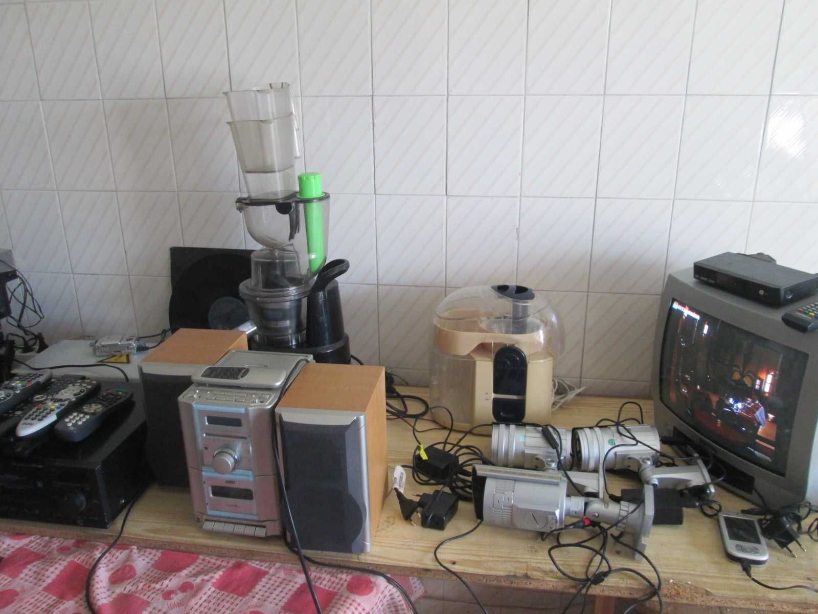 Tv pequena com receptor TDT , cabo, antena e comandos /diversos