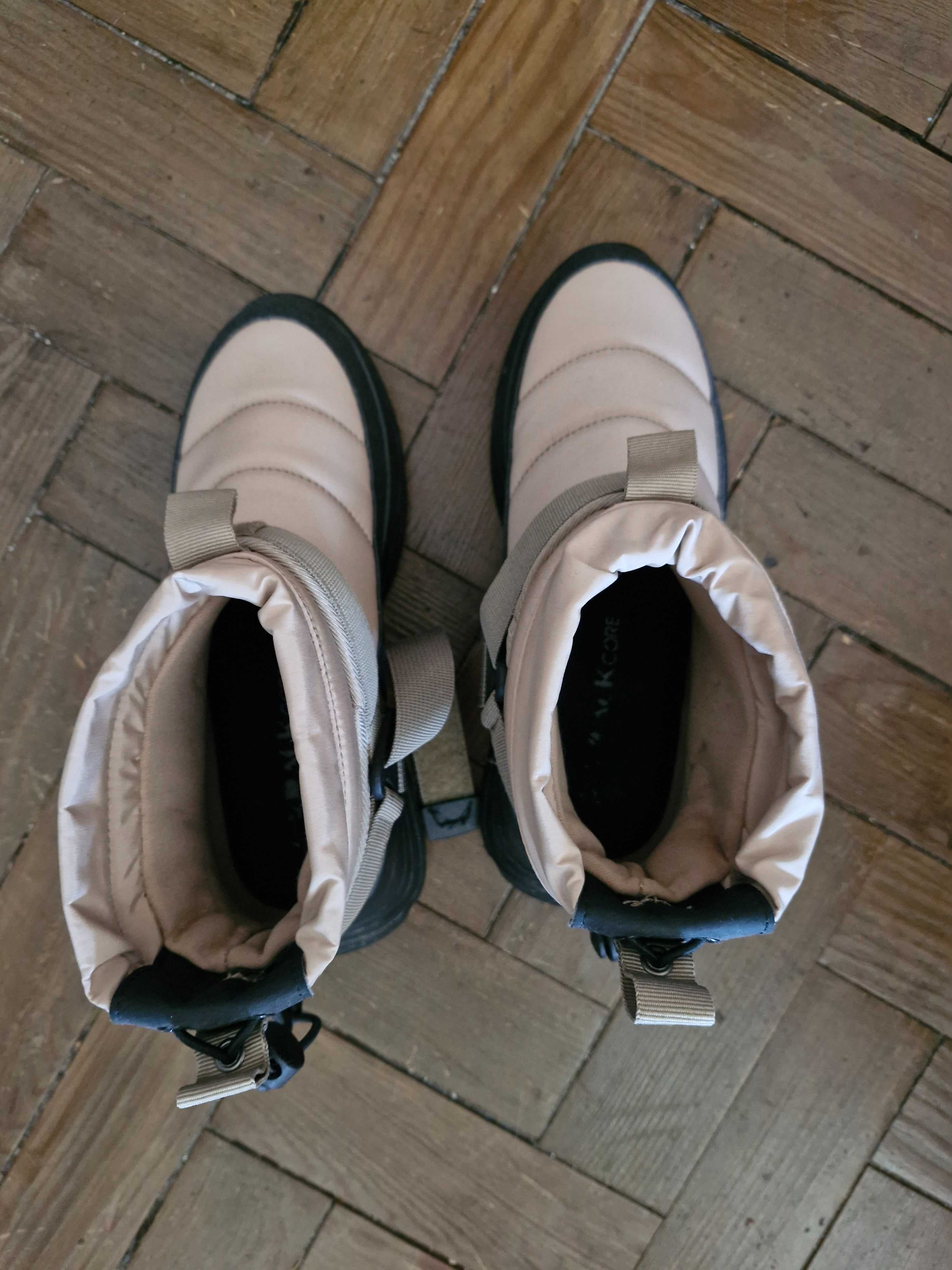 Calças ski (tipo jardineiras) e botas para a neve