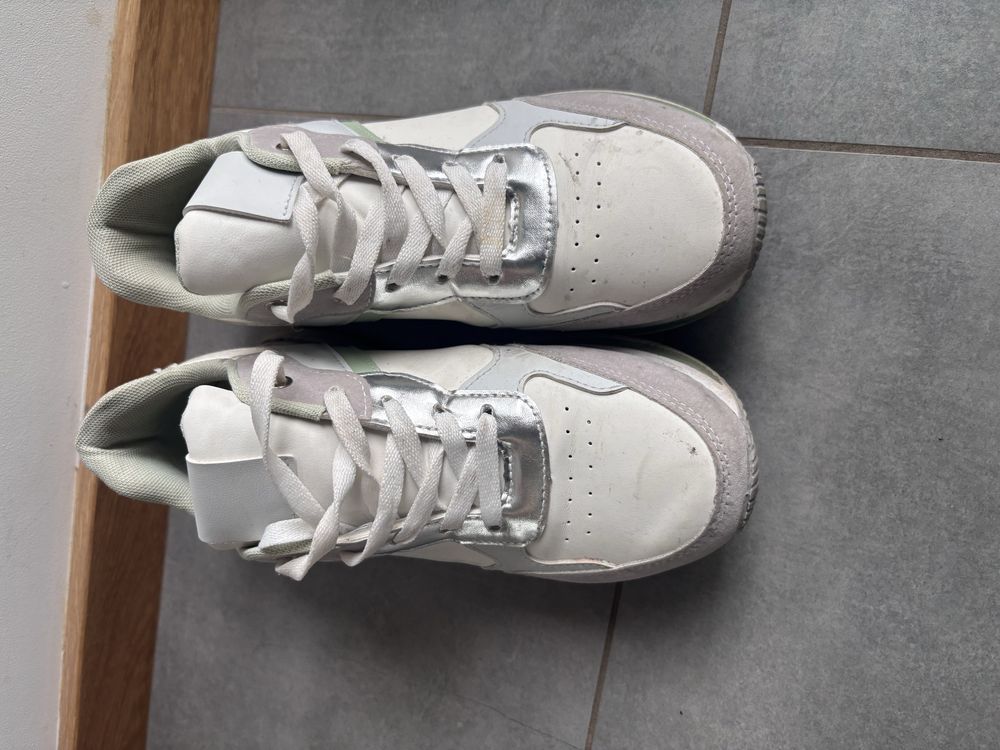 Buty spotrowe damskie jasne