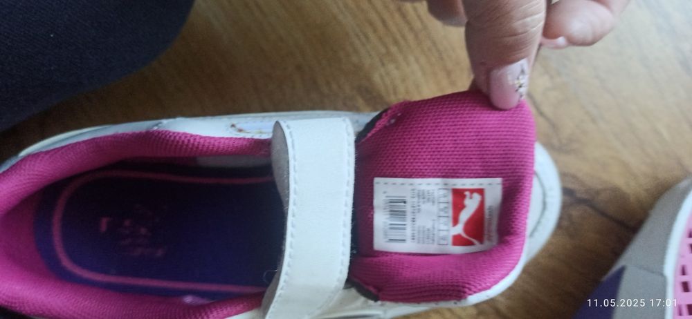 Buty dziewczęce sportowe na rzepy.