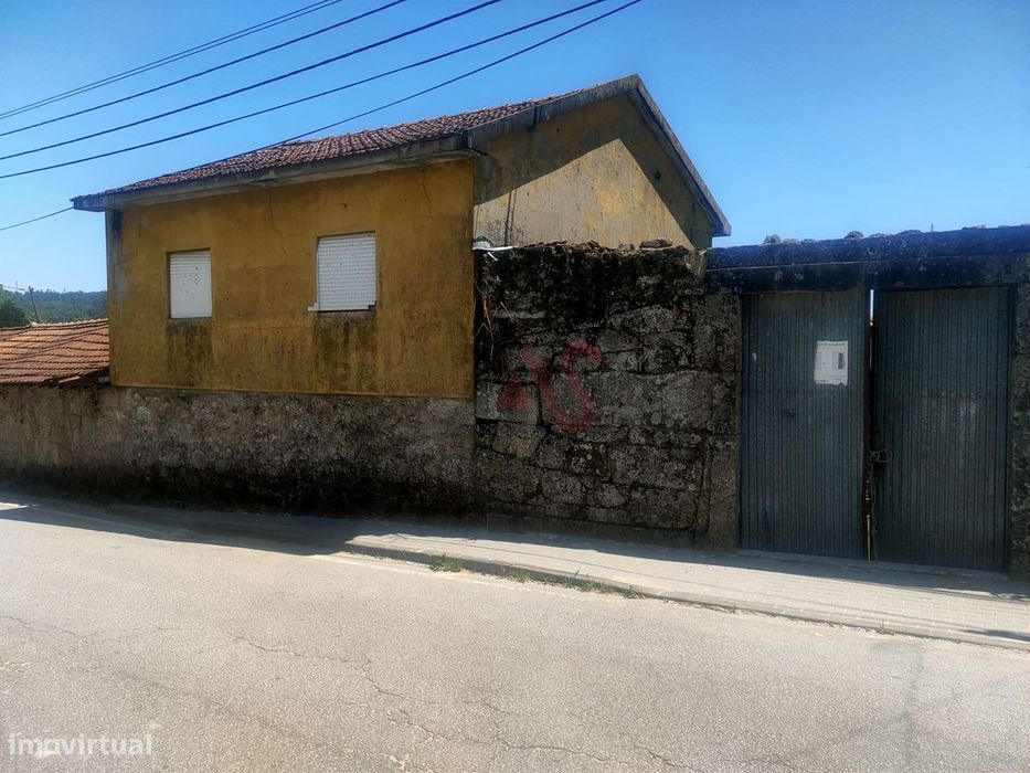 Quinta  com 2000m2 Urbanizáveis |  composta por Moradia ,  Moinho e  m