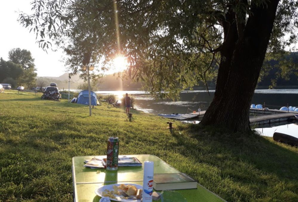 Pole namiotowe Camping Bieszczady nad jeziorem Solina Zawóz