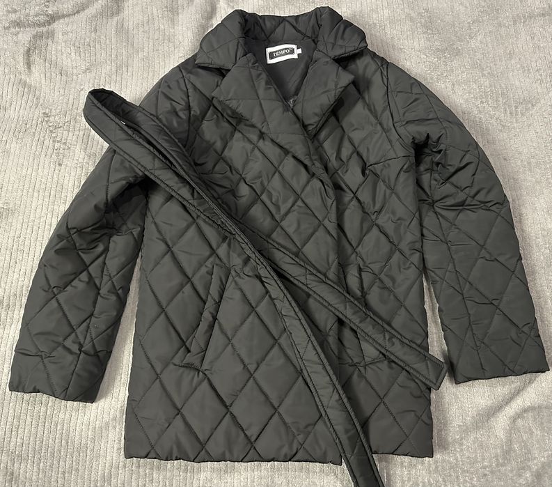 Стильний пуховик під пояс