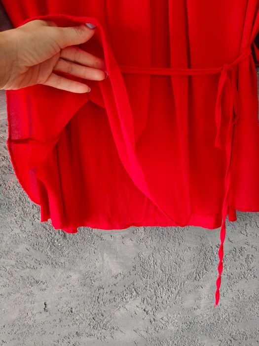 Elegancka bluzka zdobiona szyja, czerwona, szyfonowa z paskiem, M