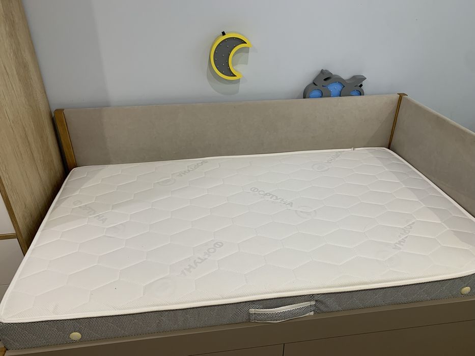 Дитяче ліжко з матрасом