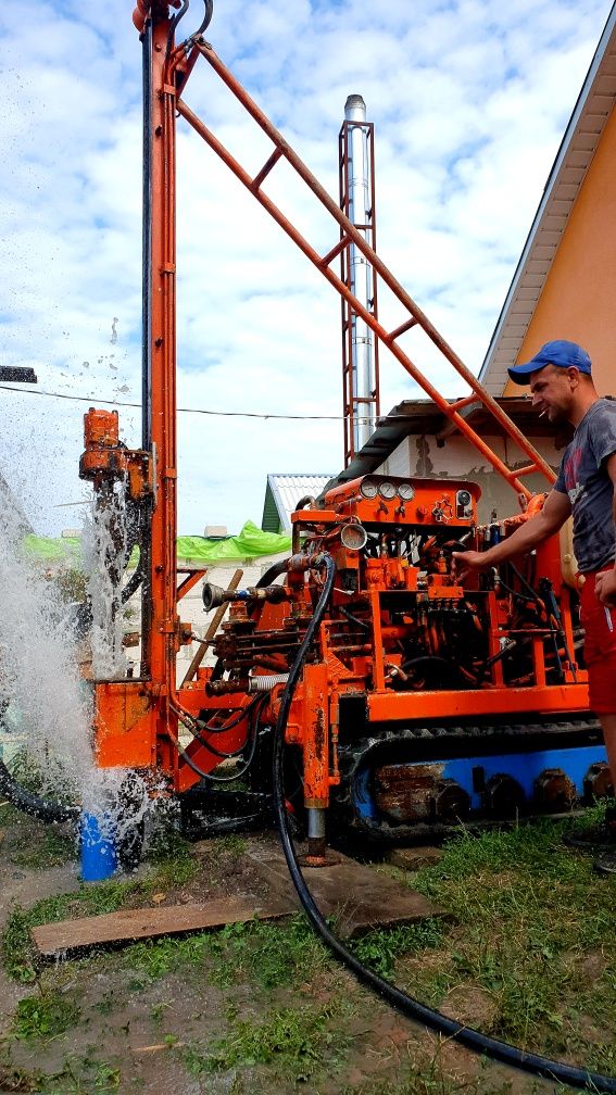 Буріння свердловин на воду малогабаритна бурова Бурение скважин камінь