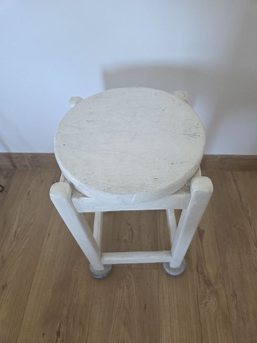 Biały drewniany taboret stolik PRL loft