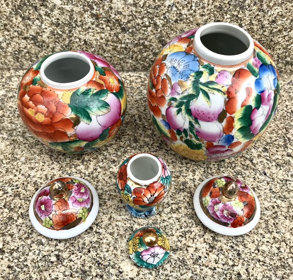 Conjunto de três jarros de porcelana chinesa