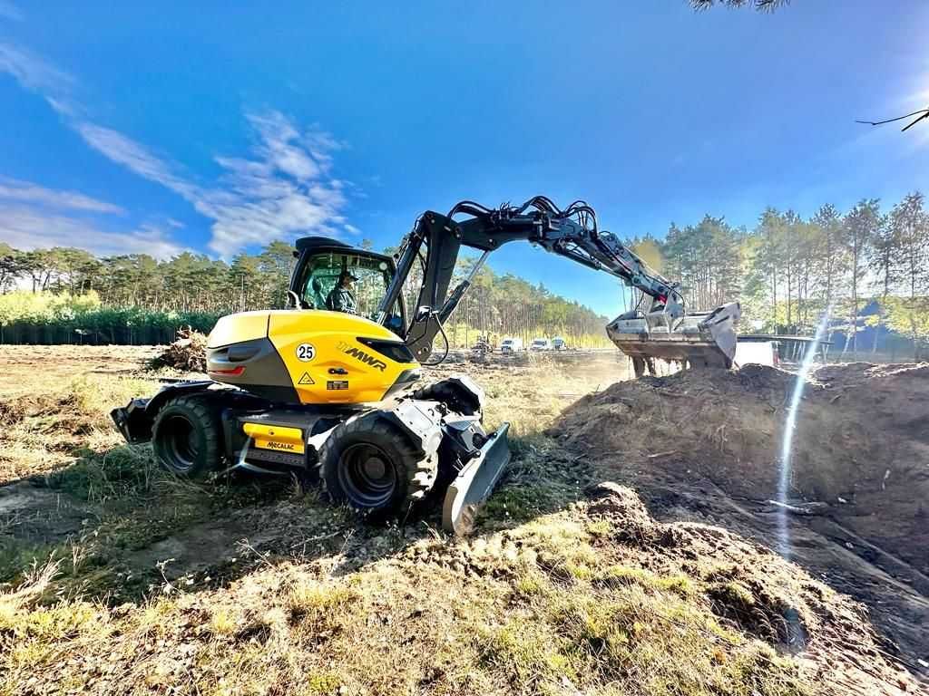 Usługi Koparko - ładowarką/koparką Mecalac 11 MWR z operatorem