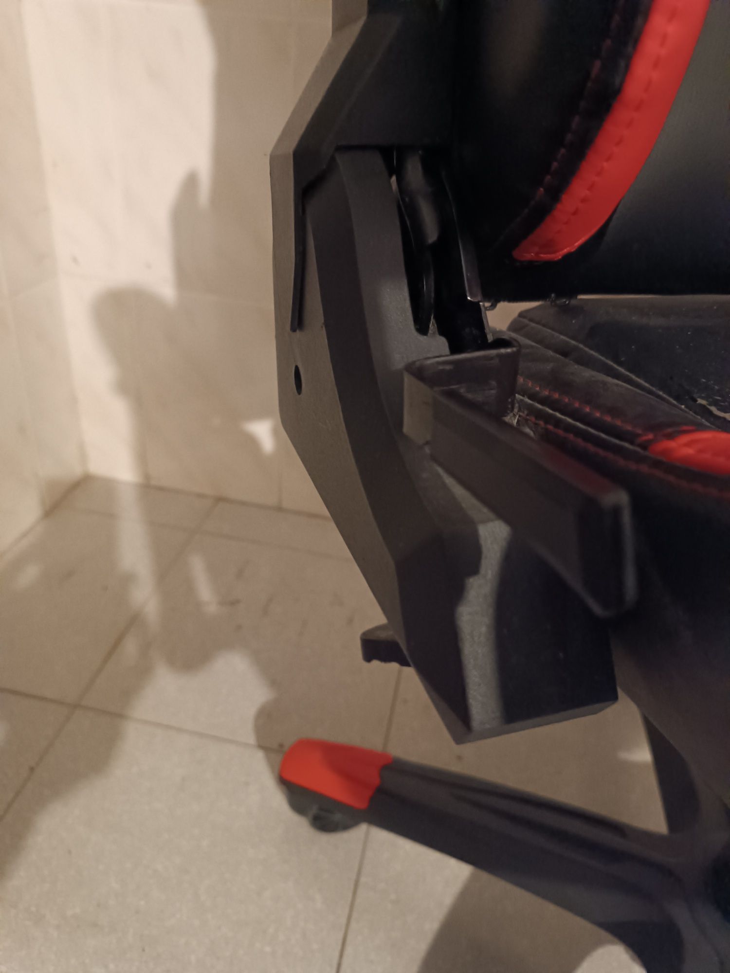 Cadeira Gaming Alpha Gamer completamente funcional com almofada