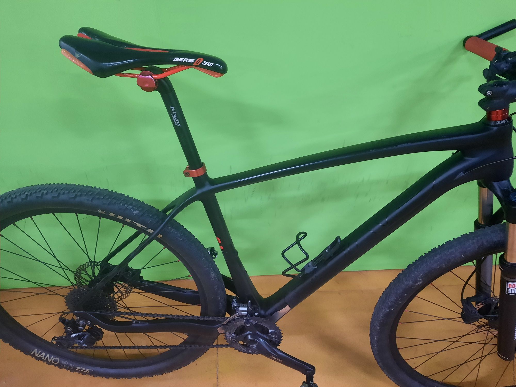 Btt toda em carbono 27.5 L oportunidadee