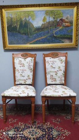 Drewniane krzesła, tkanina w kwiaty