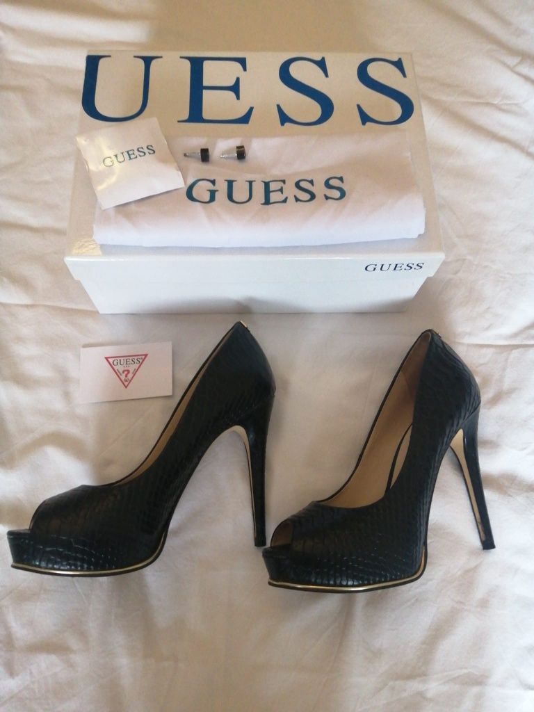 Sapatos Guess em pele.