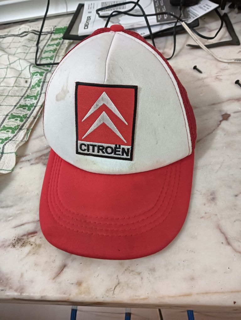 Dois chapéus Datsun um Citroen
