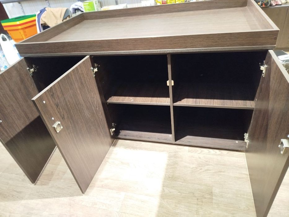 Большая и очень вместительная тумба на 6 дверок.