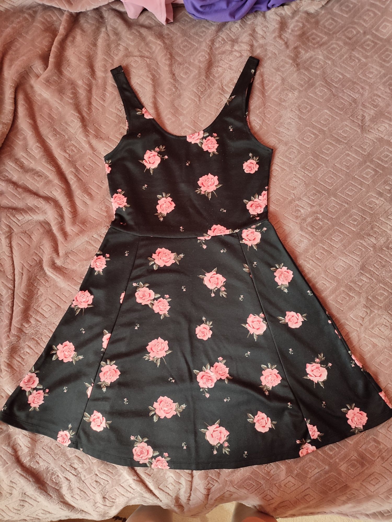 Czarna sukienka mini w kwiatki
