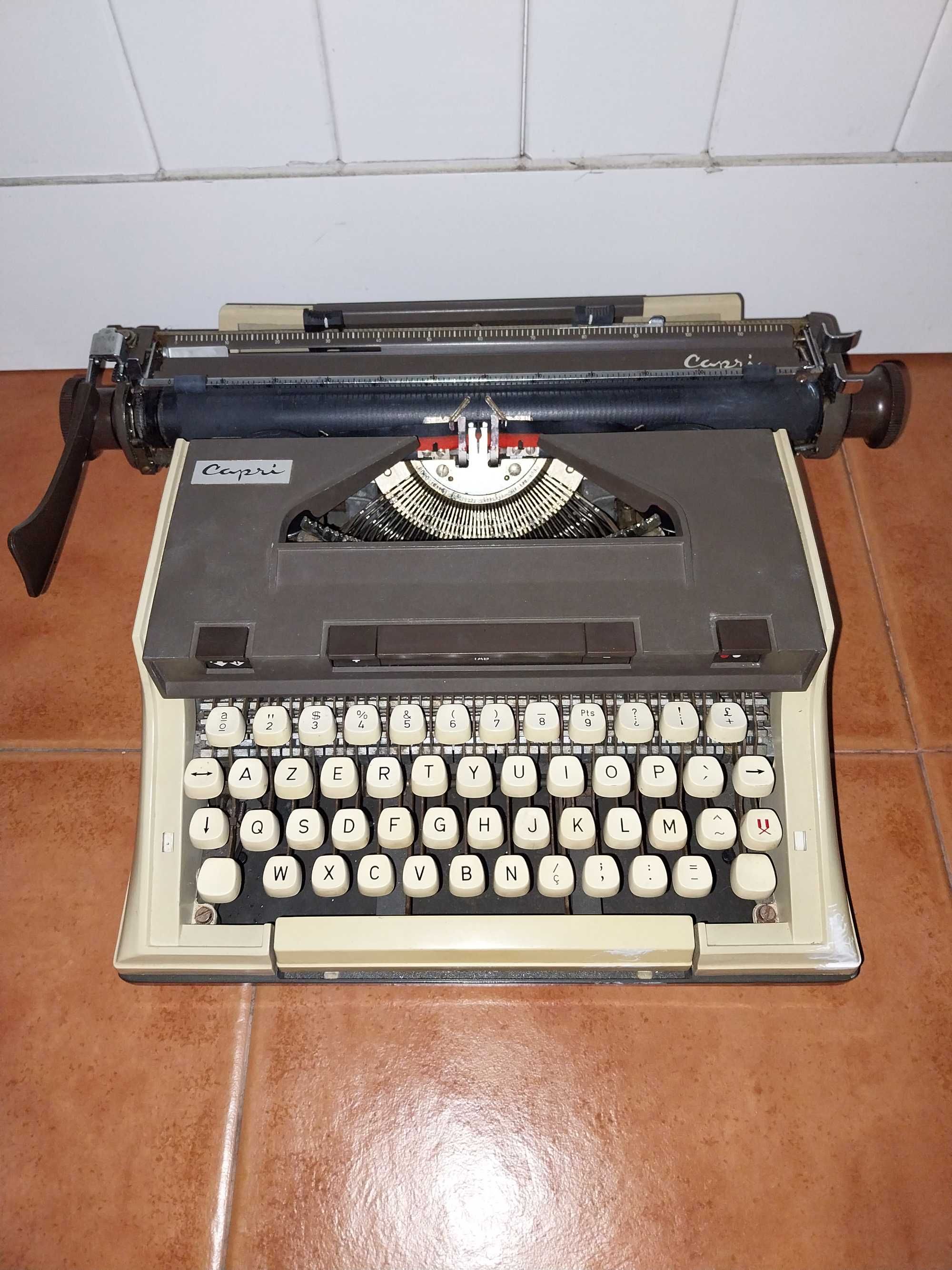 Máquina de Escrever Antiga - Capri