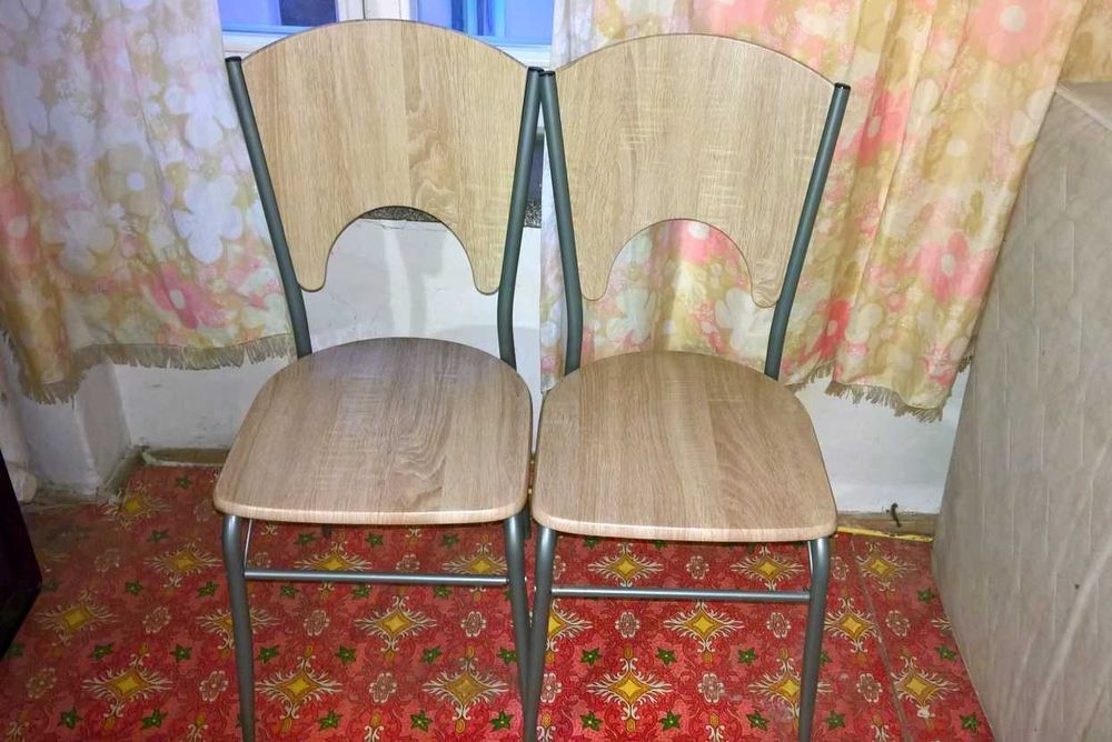 Dwa krzesła drewniano metalowe