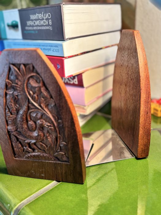 Para rzeźbionych drewnianych podpórek do książek w stylu etnicznym.