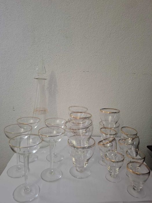 Garrafa e vários copos de cristal com borda  filetada a ouro