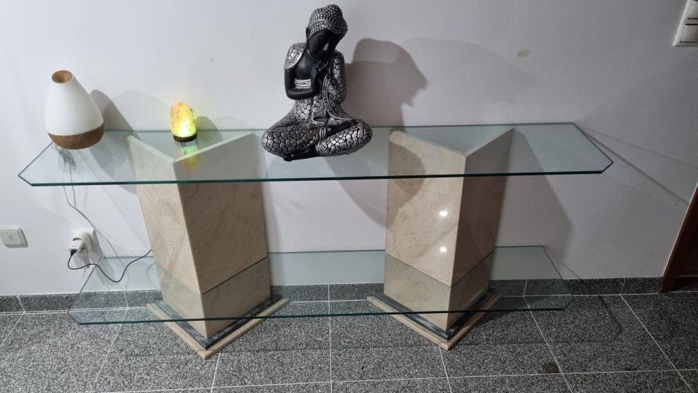 2 aparadores/móveis com vidro