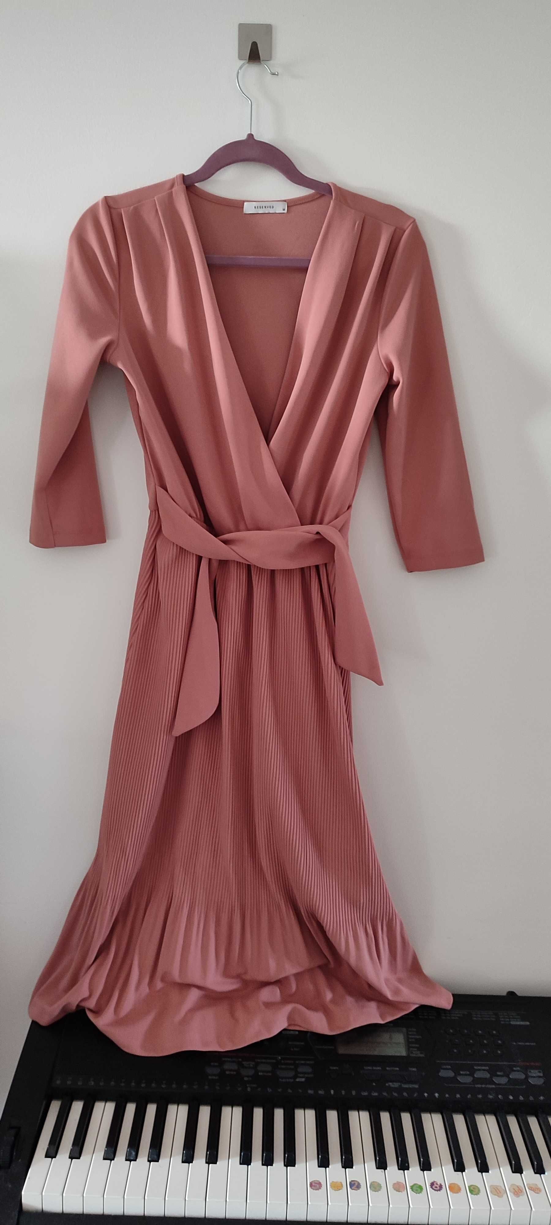 Różowa elegancka sukienka Reserved
