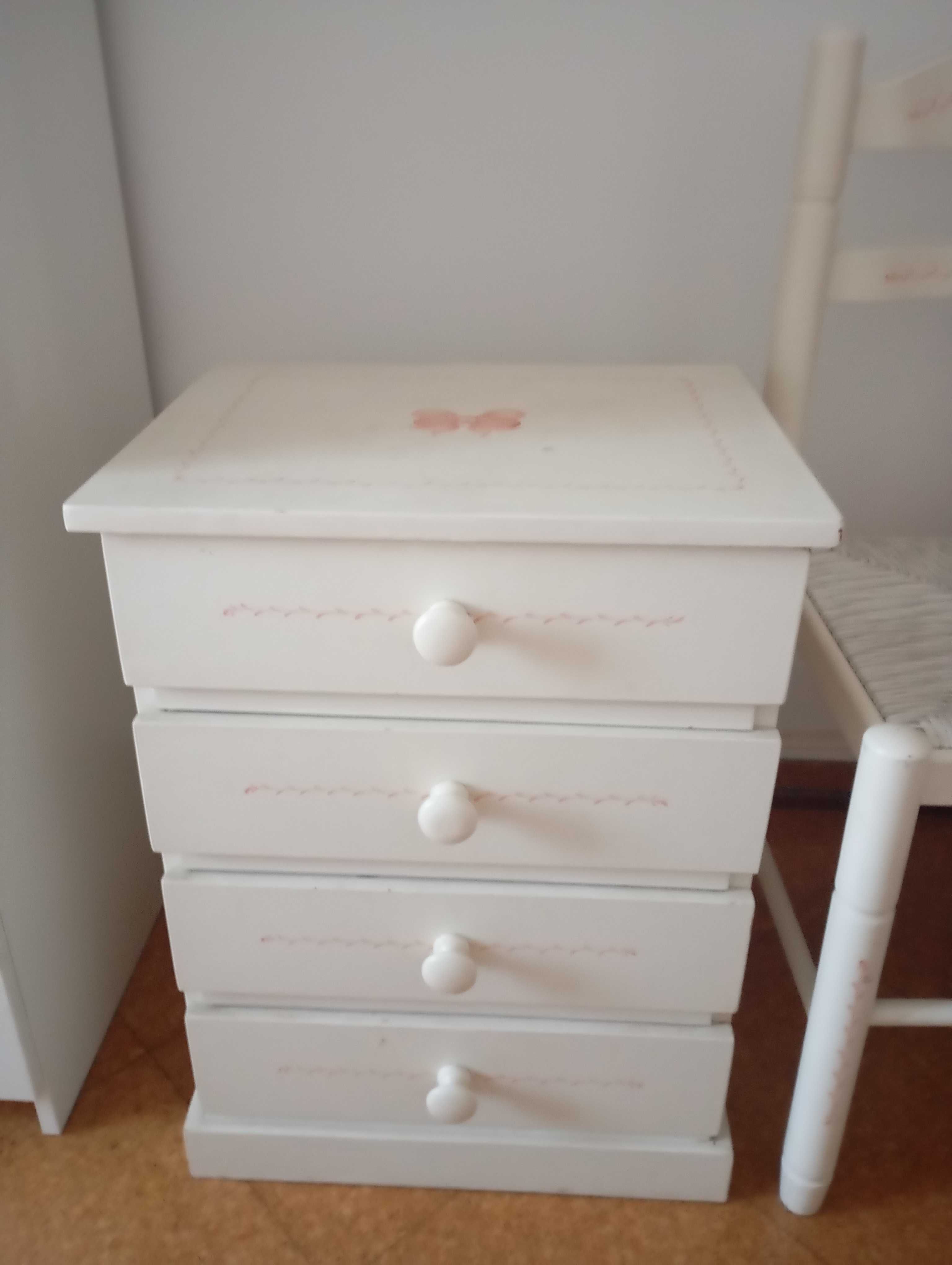 Mesa de cabeceira e cadeira_ menina