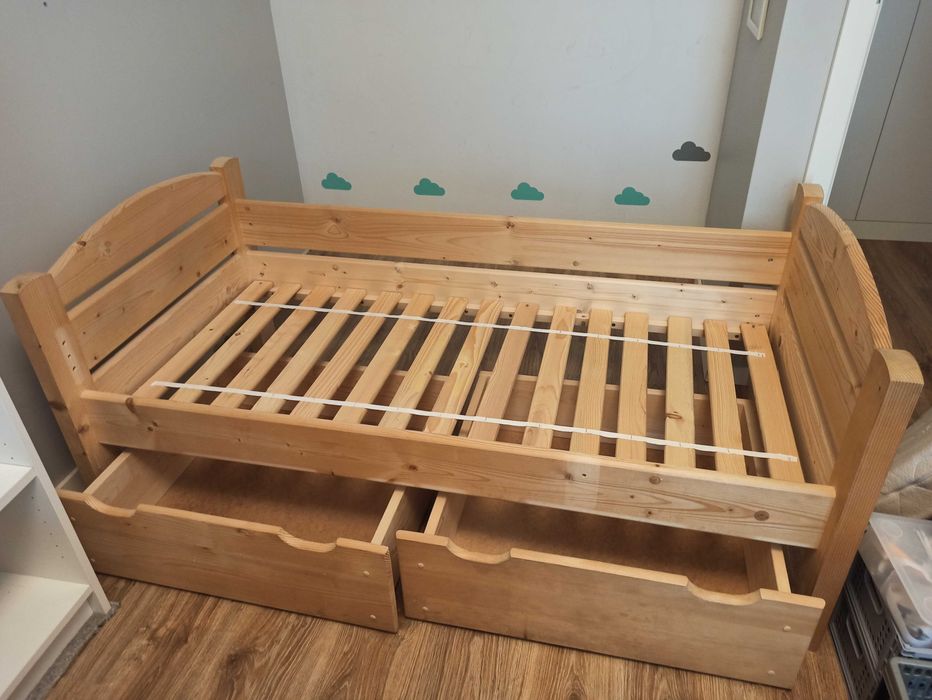 Łóżko dla dziecka drewniane z szufladami
