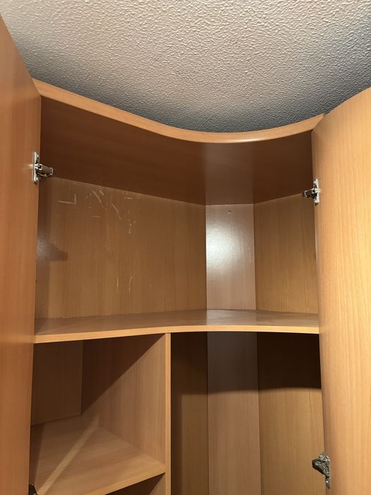 Roupeiro de canto em madeira