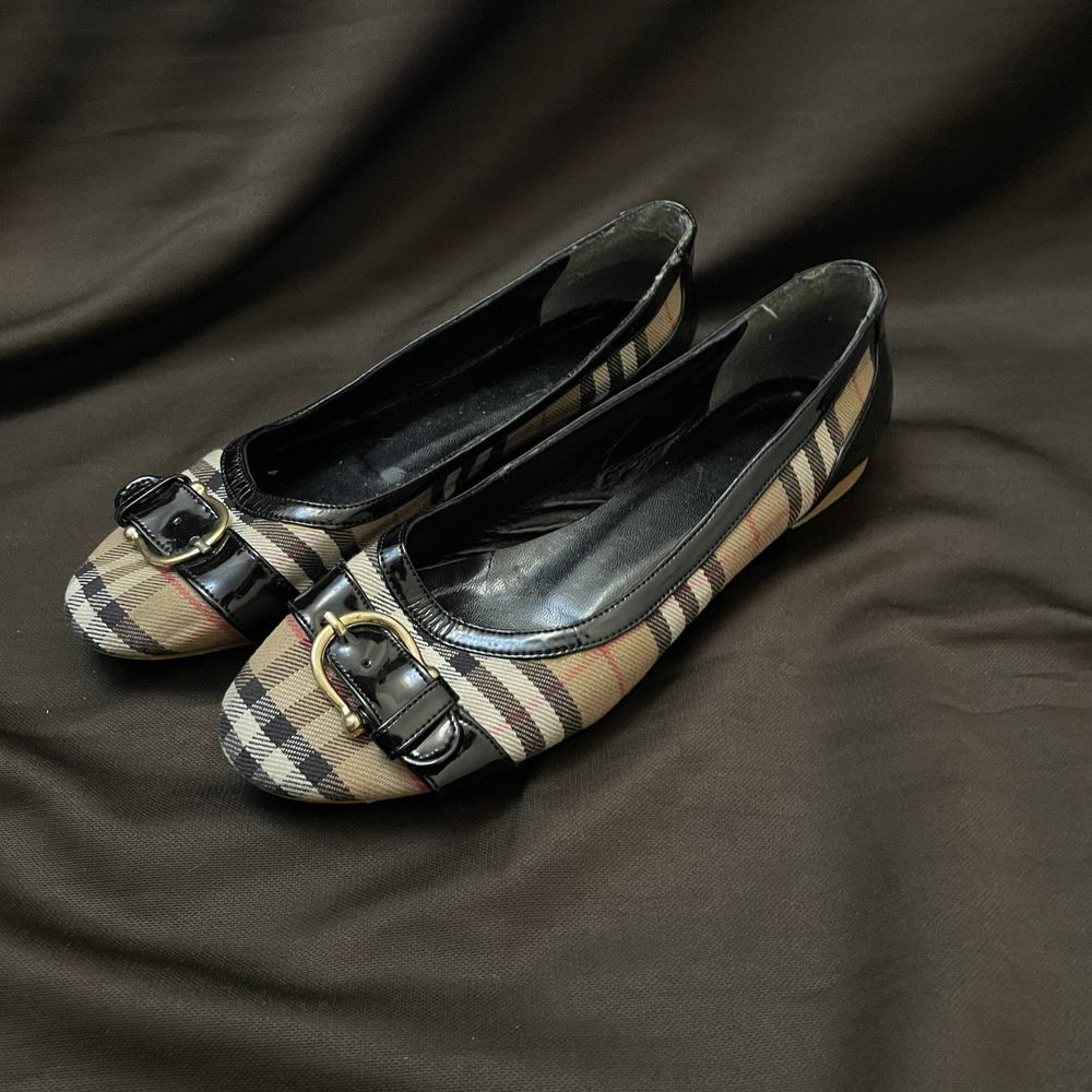 (9/10) Burberry ballet flats