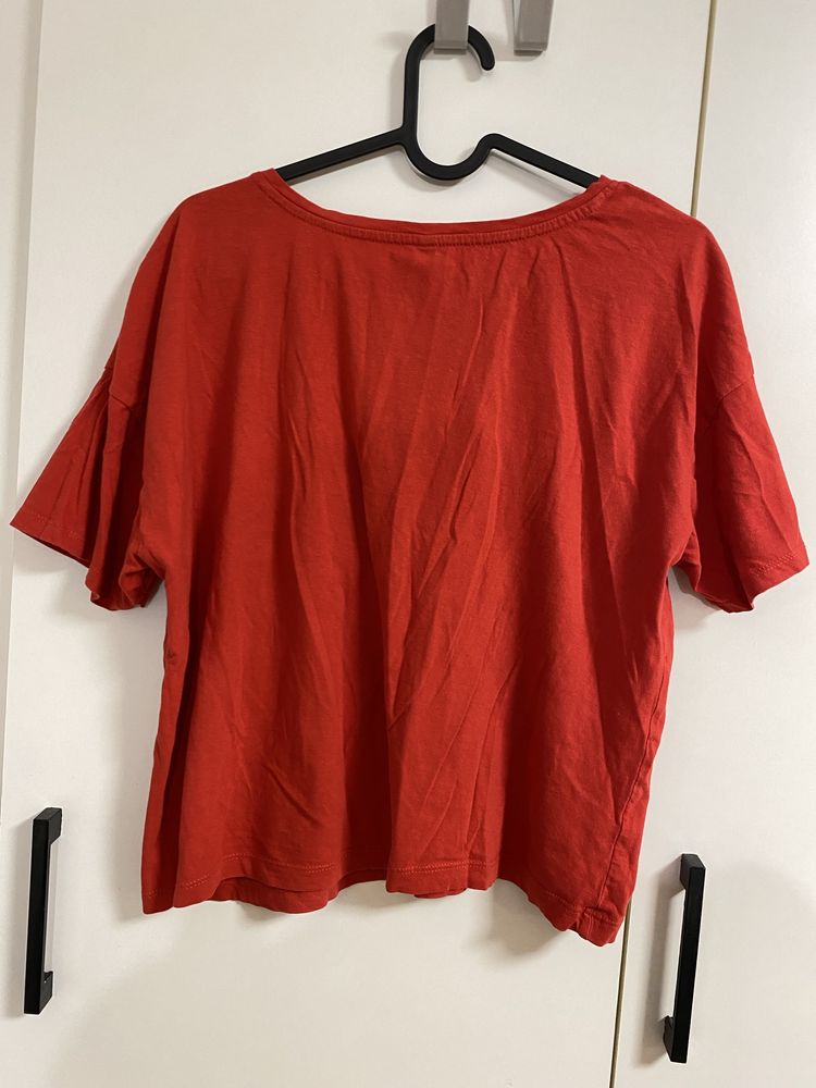 Czerwony t-shirt z napisem