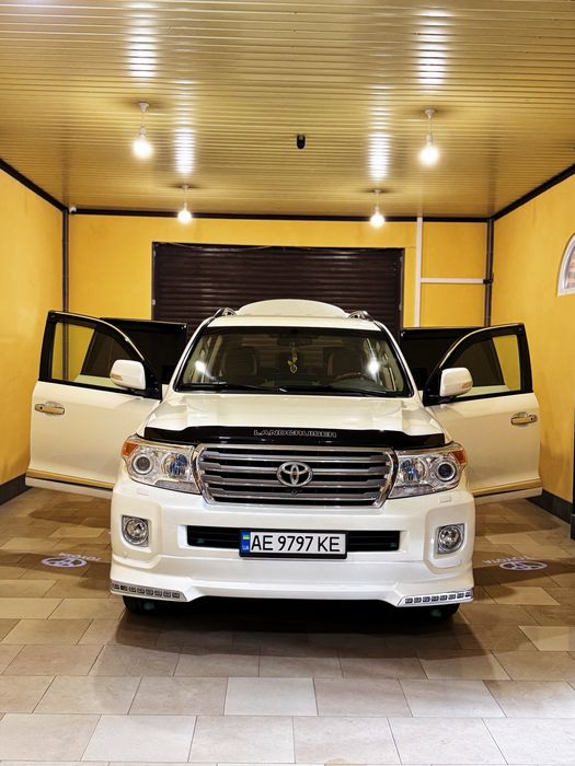 Toyota Land Cruiser 200 • 2013 • 4.5 V8 Diesel • 70th Anniversary