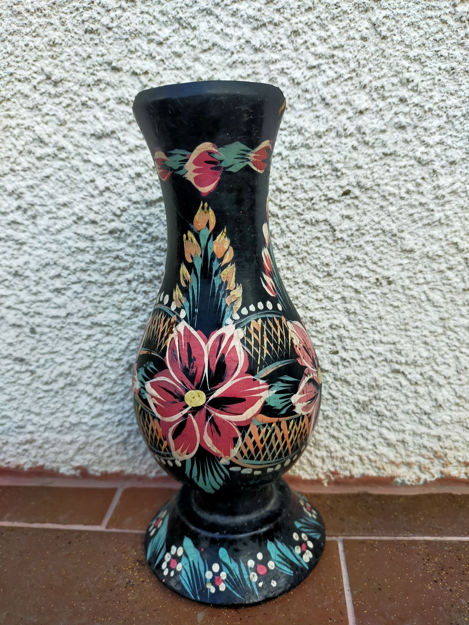 Старовинна дерев'яна ваза