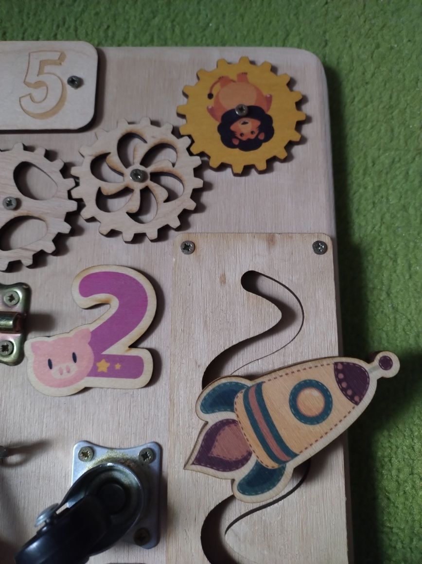 Tablica sensoryczna w stylu Montessori