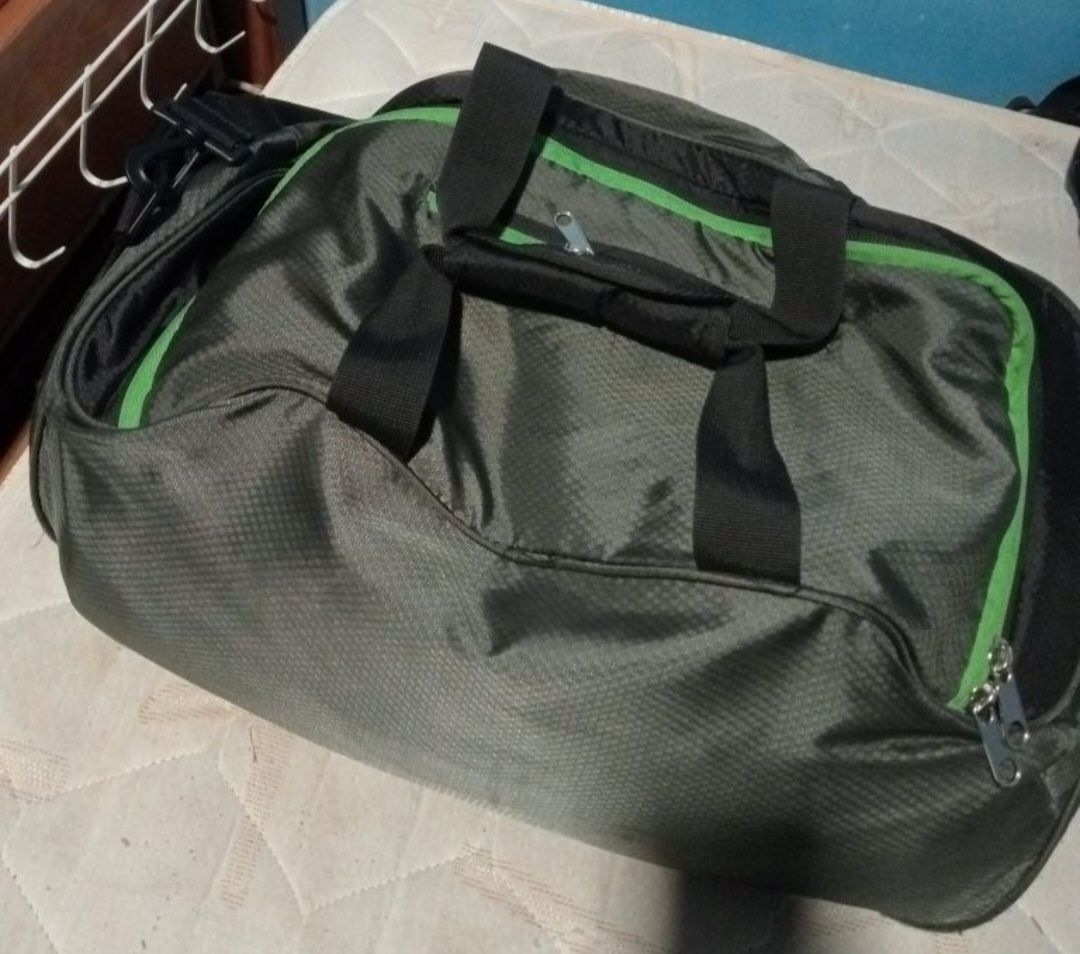Mala de desporto muito espaçosa como nova