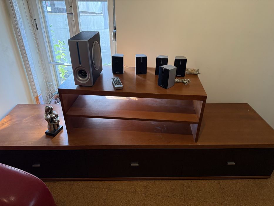 Radio potente com seis colunas