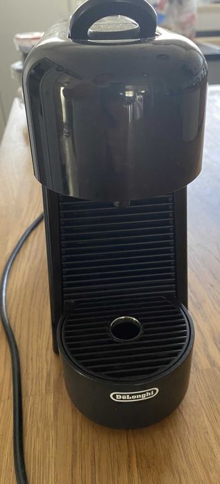 Maquina de café NESPRESSO Essenza Plus Nova
