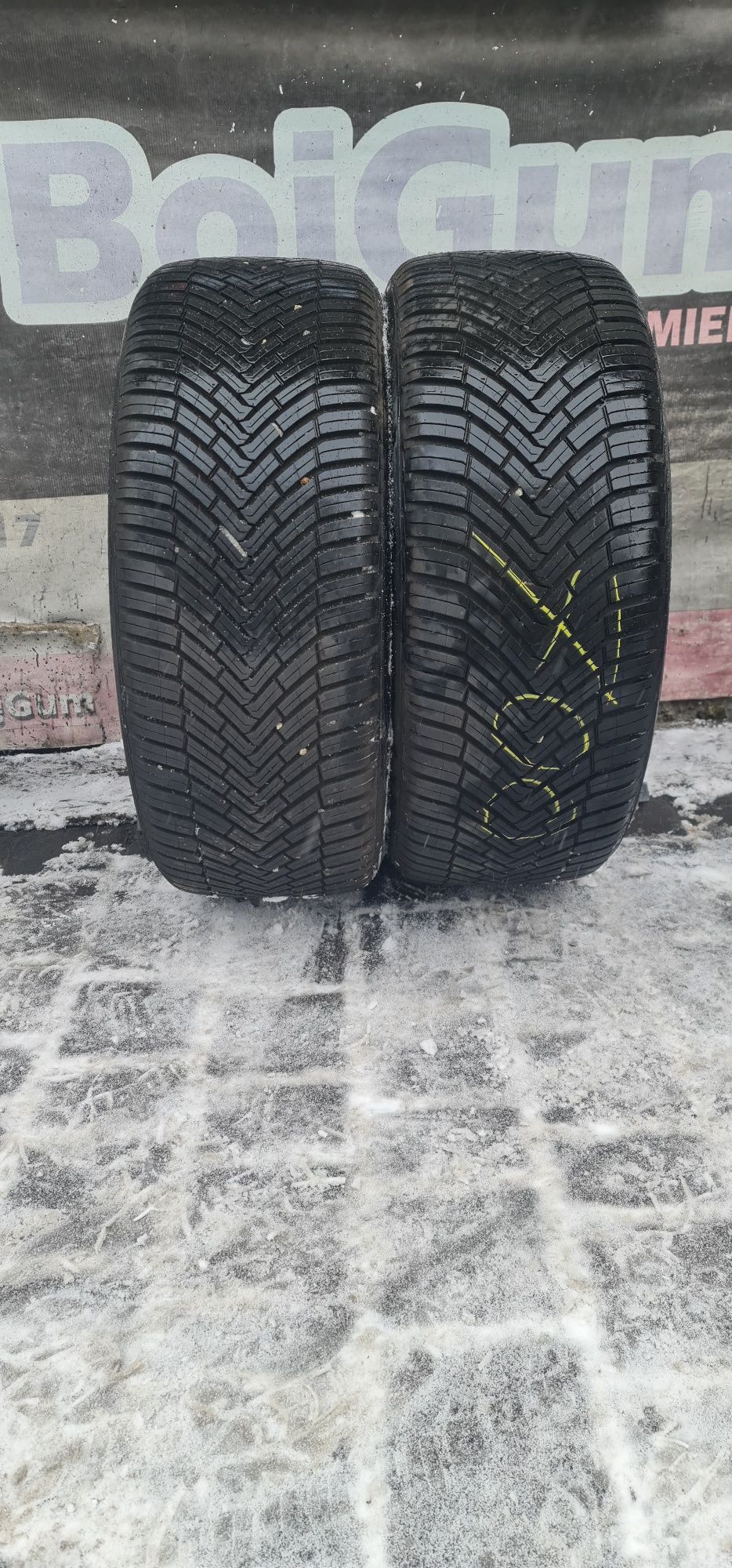 245/45/19 continental