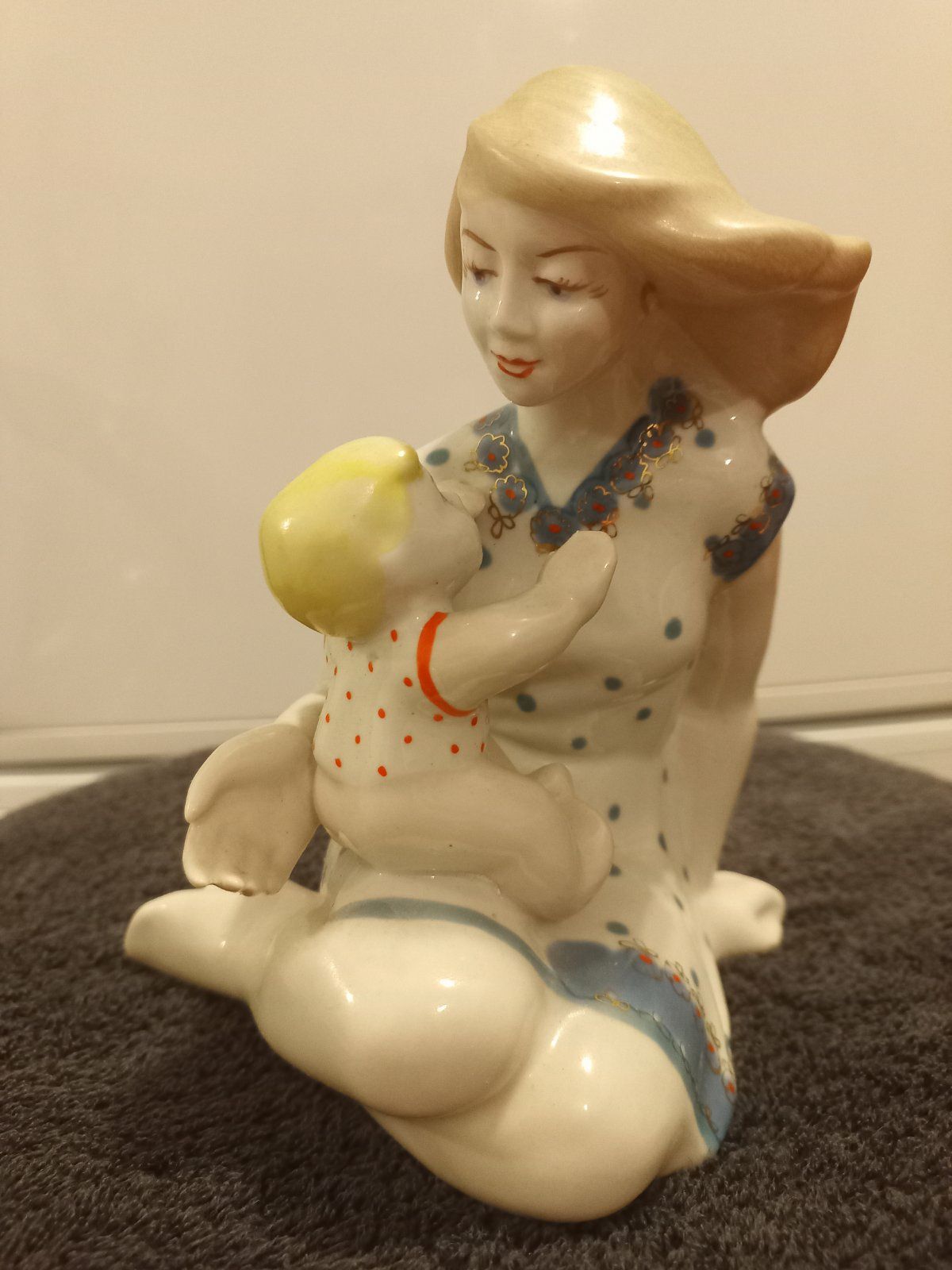 Porcelanowa figurka Matki z dzieckiem.