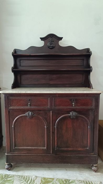 Louceiro antigo com pedra