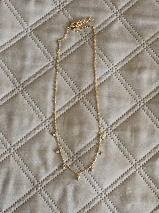 Colar dourado com brilhantes
